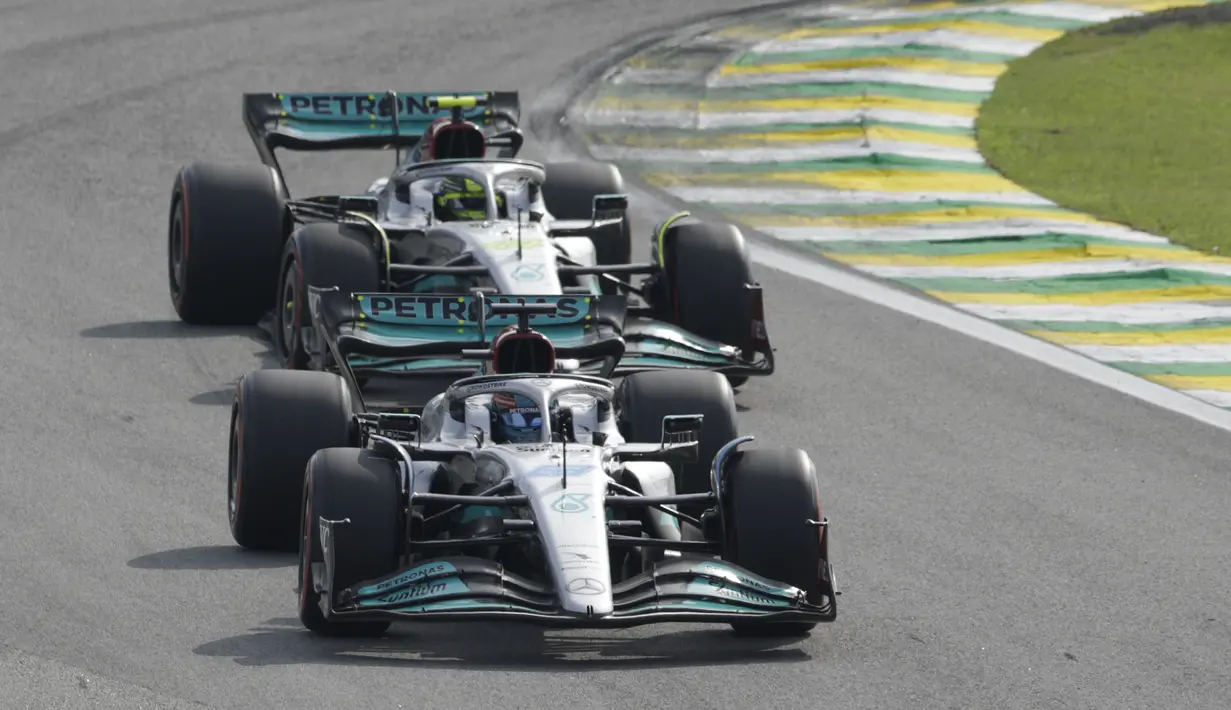 Pemuda 24 tahun itu tak banyak mendapatkan gangguan dari pebalap lain. Ia hanya sekali disalip oleh rekan setimnya, Hamilton dan kembali ke posisi terdepan saat lap ke-31. (AP/Marcelo Chello)