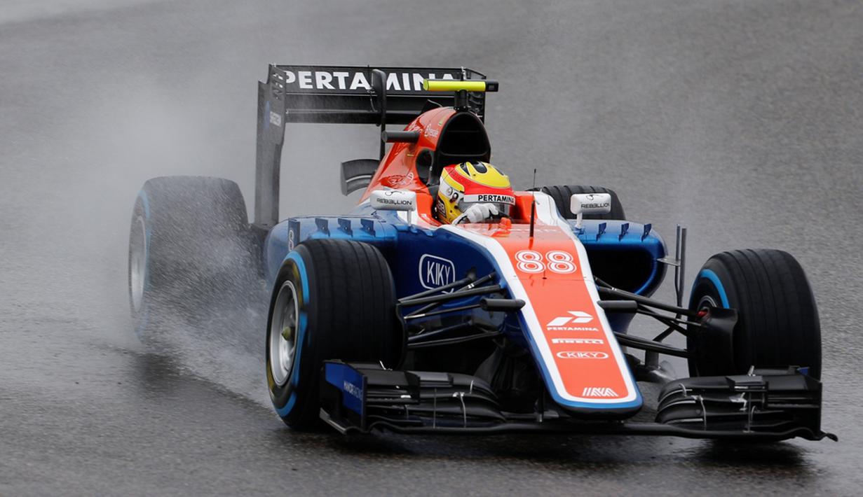 Rio Haryanto saat beraksi di latihan bebas ketiga F1 GP China. Rio Haryanto menempati posisi ke-20 dalam kualifikasi yang berlangsung Sabtu (16/4/2016) dan akan start di depan Pascal Wehrlein dan Lewis Hamilton. (EPA)