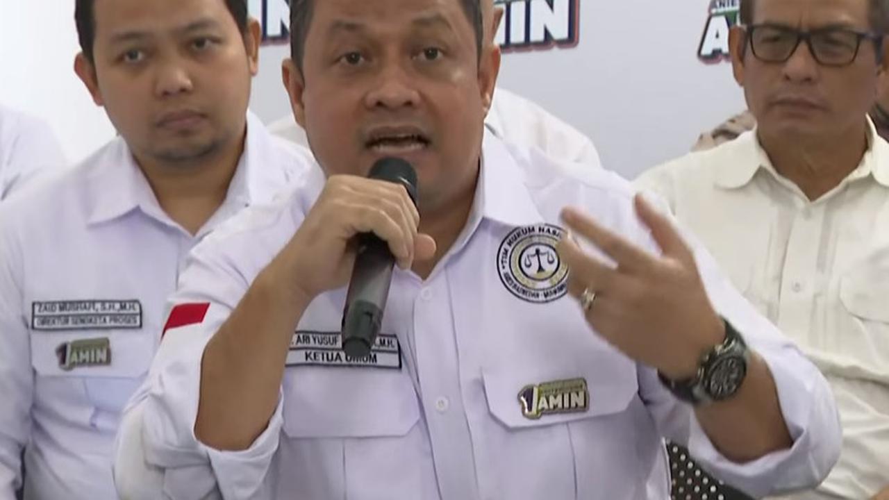 Ia mengingatkan aparat penegak hukum jangan politis dengan mengangkat kasus ini. Ari meminta aparat berlaku adil.