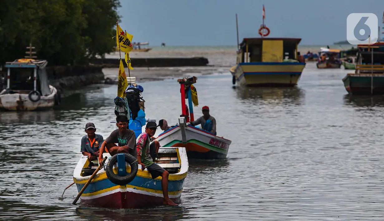 Hingga Minggu (17/3/2024), sejumlah nelayan di kawasan Pelabuhan Karangantu Serang, Banten masih enggan melaut. (Liputan6.com/Angga Yuniar)