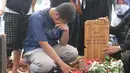 Keluarga menangis di dekat makam pelawak Irni Yusnita  alias Rini S Bon Bon di TPU Kawi Kawi, Johar Baru, Jakarta, Senin (11/7/2022). Pelawak Rini S Bon Bon  meninggal dunia pada hari Minggu sore (10/7/2022), sebelum berpulang rini sempat mengidap  sakit diabetes. (Liputan6.com/Herman Zakharia)