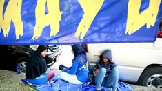 Sejumlah Aremania menyulap kendaraan pribadi menjadi 'hotel' tempat mereka menginap di Solo agar bisa menyaksikan duel Sriwijaya FC vs Arema Cronus di Stadion Manahan, Solo, pada Minggu (11/10/2015). (Bola.com/Nicklas Hanoatubun)
