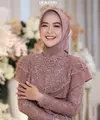 Di momen sungkeman jelang siraman, Ria Ricis terlihat begitu memesona mengenakan kebaya berwarna pink keunguan. (Instagram/aldiphoto).