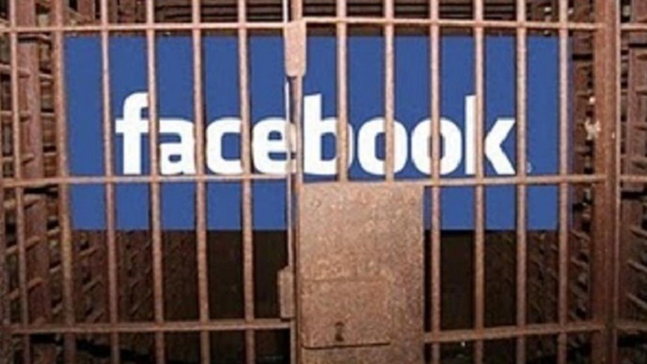 Ironis, Wanita Ini Dihukum Rajam Karena Kedapatan Mengakses Facebook