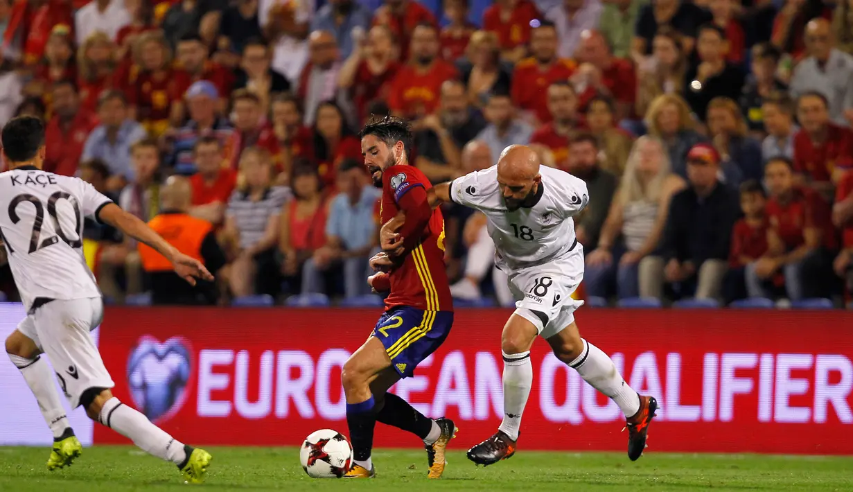Pemain timnas Spanyol, Isco berebut bola dengan pemain Albania dalam laga Grup G Kualifikasi Piala Dunia 2018 di Stadion Jose Rico Perez, Jumat (6/10). Spanyol lolos ke putaran final Piala Dunia 2018 usai mengalahkan Albania 3-0 (AP/Alberto Saiz)