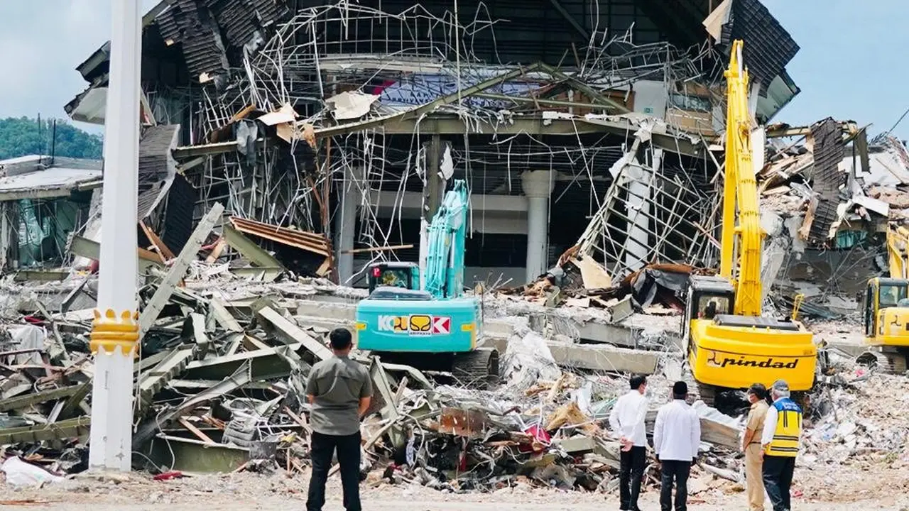 Presiden Joko Widodo atau Jokowi, berkunjung ke Sulawesi Barat, guna melihat langsung wilayah terdampak gempa.