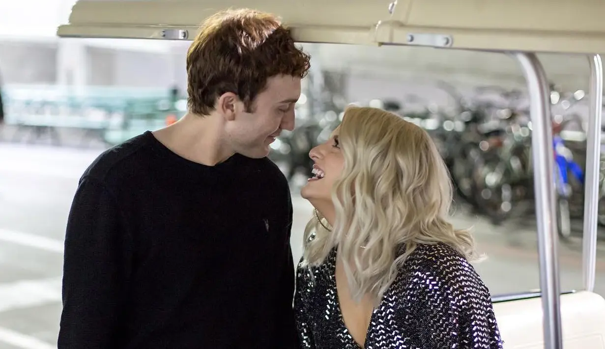 Daryl Sabara memang terlihat selalu mendukung Meghan Trainor. Tentu saja kamu bisa mengetahui hal itu karena Meghan sering mengunggah kisah mereka di Instagram! (instagram/meghan_trainor)