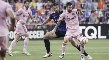 Penyerang Inter Miami Lionel Messi mengontrol bola di samping bek FC Cincinnati Matt Miazga  pada babak semifinal US Open Cup 2023 di TQL Stadium, Cincinnati, Kamis (24/8/2023) pagi WIB.  (AP Photo/Joshua A. Bickel)