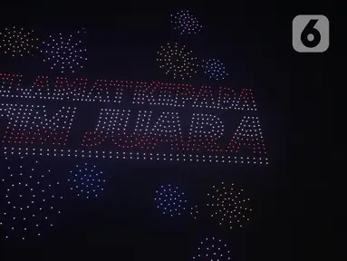Atraksi pesawat tanpa awak atau drone menghiasi langit Stadion Si Jalak Harupat, Bandung, Jawa Barat, Minggu (13/7/2025) usai gelaran laga final turnamen Piala Presiden 2025. (Liputan6.com/Helmi Fithriansyah)
