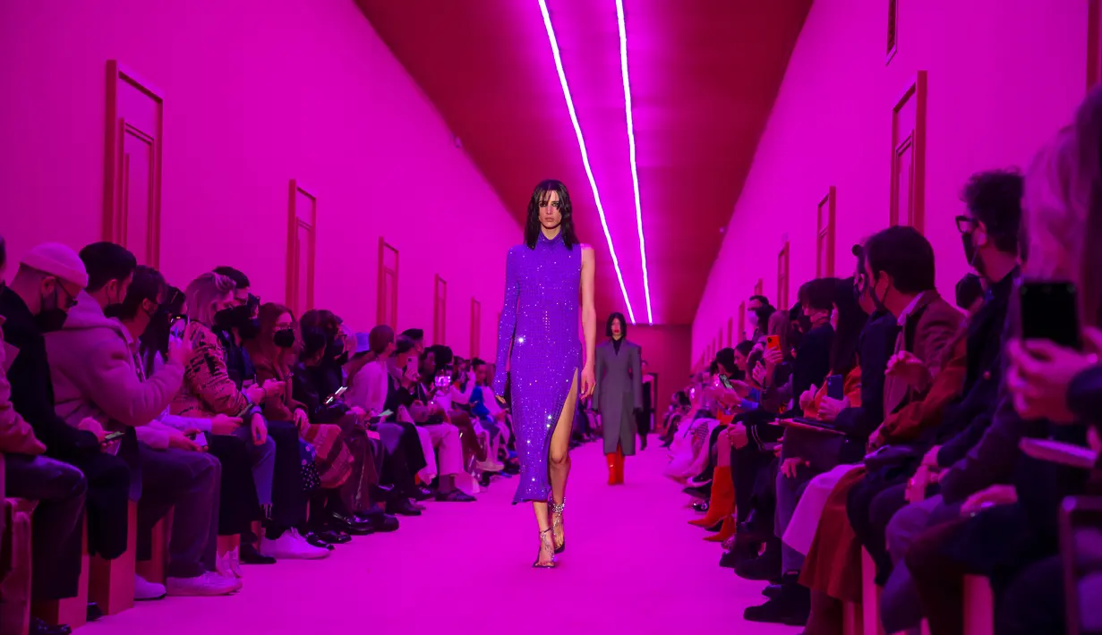 Ada pula aksen asimetris yang membuat penampilan tampak lebih seru dan stylish.