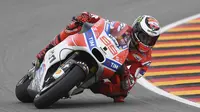 Perjuangan pembalap Ducati, Jorge Lorenzo pada latihan bebas ketiga (FP3) MotoGP Jerman 2017 di Sirkuit Sachsenring. (Hendrik Schmidt/dpa via AP)