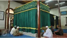 Kun Faya Kun yang artinya: Jadi, maka jadilah. Adalah Firman Allah SWT yang tertuang dalam Qur'an Surat Yasin ayat 82 itu, memacu langkah Faisal (30) untuk mendatangi masjid Luar Batang di Penjaringan, Jakarta Utara.