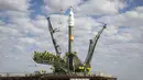 Pesawat luar angkasa  Soyuz TMA - 18M saat diletakkan di landasan peluncuran, kosmodrom Baikonur, Kazakhstan,Senin (31/8/2015). Soyuz akan dijadwalkan lepas landas pada dua September 2015. (REUTERS/Shamil Zhumatov)