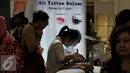 Pengunjung mencoba sejumlah alat kecantikan saat digelarnya pameran alat kecantikan di Jakarta Convention Center (JCC), Jakarta, Sabtu (17/10). Acara akan berlangsung hingga 17 Oktober 2015. (Liputan6/Johan Tallo)