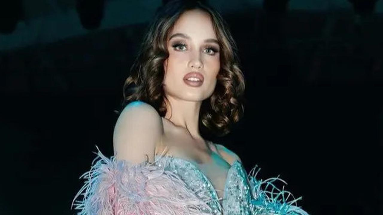 Gaya Seksi Cinta Laura Tampil dalam Balutan Gaun Mini dan Selendang Bulu di JFW 2025
