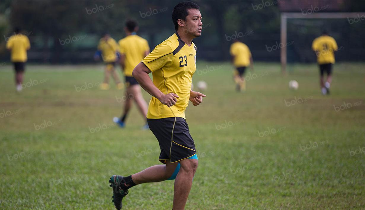 Bek Arema Cronus, Hamka Hamzah, berlari santai jelang laga Torabika Soccer Championship 2016 melawan PS TNI di Lapangan Kostrad, Bogor, Jawa Barat, Sabtu (30/7/2016). (Bola.com/Vitalis Yogi Trisna)