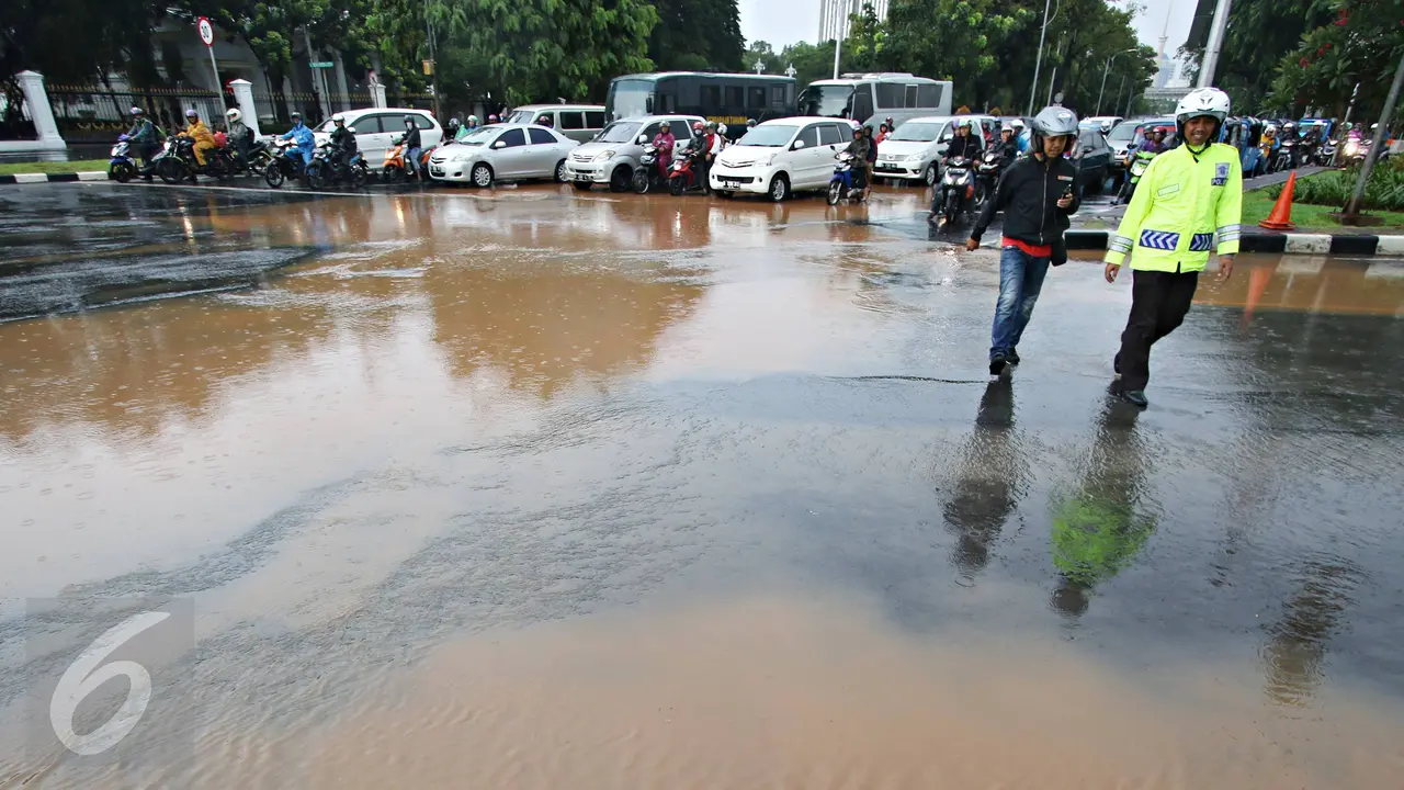20160209-Genangan Air Rendam Jalan di Depan Istana Merdeka-Jakarta