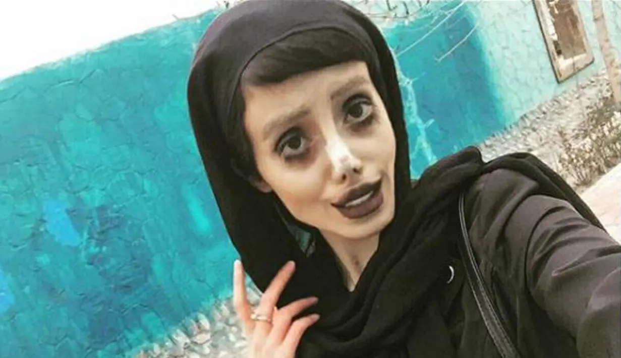 Sahar Tabar berselfie mengenakan busana hitam. Sahar menjadi perbincangan di media sosial. banyak yang menyebut Sahar lebih mirip dengan karakter Emily dalam film animasi horor produksi Disney, Corpse Bride (2005). (Instagram/sahartabar_official)