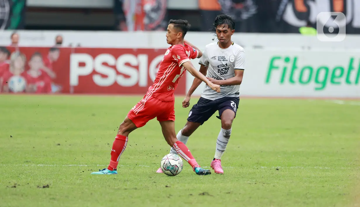 Pemain Rans Nusantara FC, Ady Setiawan, berusaha melewati pemain Persija Jakarta, Dony Tri Pamungkas pada pekan ke-22 BRI Liga 1 2022/23 di Stadion Patriot Candrabhaga, Bekasi, Jumat (3/2/2023). Persija selaku tuan rumah tampil menyerang saat bertemu Rans Nusantara. (Bola.com/M Iqbal Ichsan)