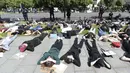 Aksi demonstran saat berunjuk rasa memprotes kematian George Floyd di depan Kedutaan Besar AS di Otwock, Polandia, Kamis (4/6/2020). Kematian pria kulit hitam George Floyd saat ditangkap oleh polisi Amerika Serikat memicu kemarahan di sejumlah negara. (AP Photo/Czarek Sokolowski)