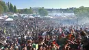 Ribuan orang berpesta saat merayakan acara legalisasi ganja 4/20 di Sunset Beach, Vancouver, Kanada (20/4). Legalisasi ini telah menjadi janji kampanye utama perdana menteri yang baru terpilih, Justin Trudeau. (AFP/Jeff Vinnick)
