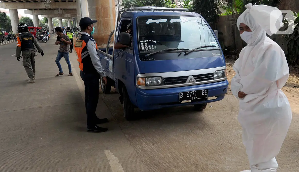 Petugas mengenakan kostum pocong saat razia penggunaan masker di kawasan Andara, Jakarta Selatan, Kamis (3/9/2020). Sejumlah razia dilakukan untuk mendisiplinkan warga mengenai protokol kesehatan menyusul masuknya DKI Jakarta ke dalam zona merah COVID-19. (merdeka.com/Arie Basuki)