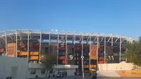 Penampakan Stadion 974 yang menjadi venue Piala Dunia 2022 dari dekat. Stadion ini dibuat dari kontainer bekas dan baja modular. (Bola.com/Hendry Wibowo)