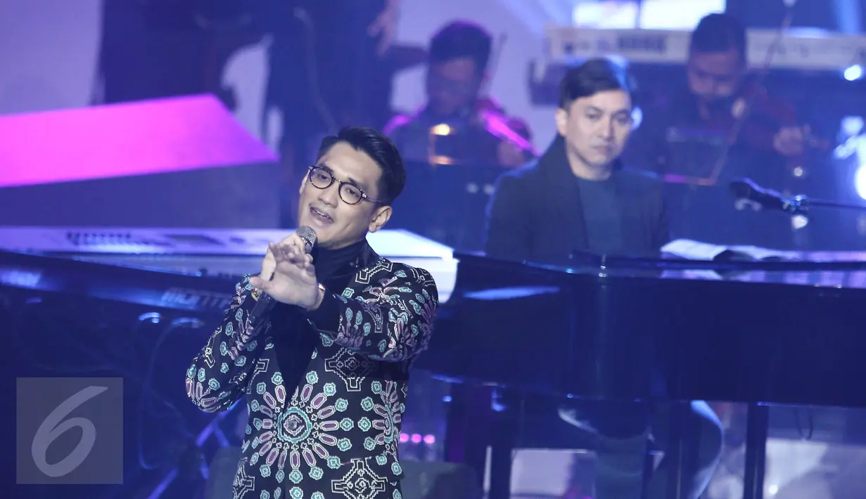 Penampilan penyanyi Afgan berkolaborasi dengan musisi Yovie Widianto saat konser “Beranda Cinta Yovie & His Friends”, di Studio 6 Emtek City, Jakarta, Rabu (3/5). (Liputan6.com/Herman Zakharia)