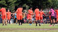 Riyuji Utomo dan suasana santai para pemain Persija Jakarta saat berlatih di Lapangan Banteng, Jakarta, Selasa (11/4/2017). Tim Persija memiliki jadwal dua minggu sekali untuk jumpa fans lewat latihan. (Bola.com/Nicklas Hanoatubun)