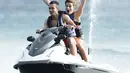Robin van Persie bersama seorang teman mengendarai motor boat ketika liburan di Barbados (17/07/2014) (dailymail.co.uk)