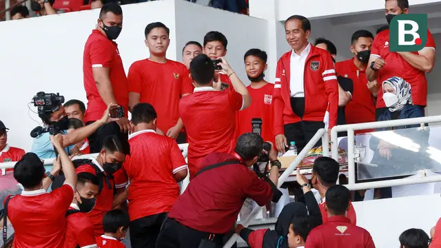 Foto: Ramahnya Presiden Jokowi Layani Foto Bersama Suporter Cilik Saat Laga Timnas Indonesia Vs Thailand di Piala AFF 2022