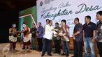 Menteri Desa, PDT dan Transmigrasi, Marwan Jafar (kemeja putih) bersalaman saat acara Launching Buku Kebangkitan Desa di Jakarta, (25/2). Buku yang memiliki tebal 500 halaman ini merupakan potret dari Kementerian Desa PDT dan Transmigrasi. (Wening)