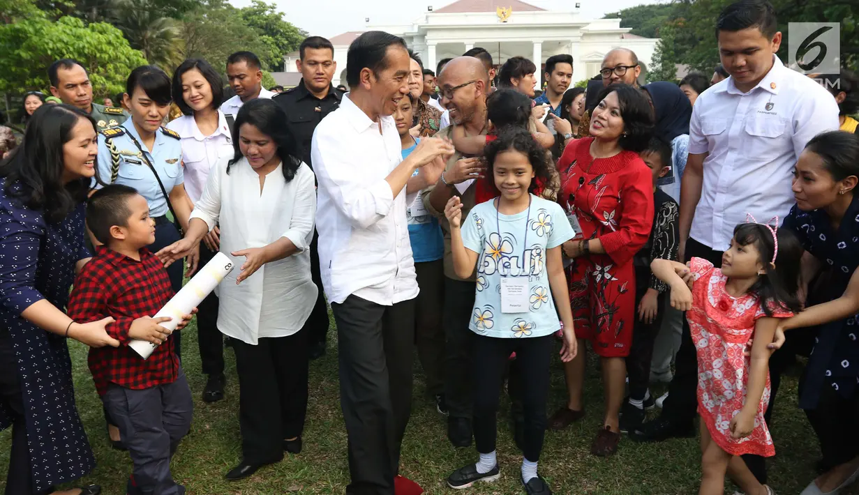 Presiden Joko Widodo berdendang dengan anak-anak pada acara bermain dan berimajinasi bersama anak-anak dari beberapa sekolah di halaman belakang Istana Merdeka, Jakarta, Jumat (20/7). (Liputan6.com/Angga Yuniar)