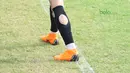 Kaos kaki bolong yang digunakan Marko Simic saat sesi latihan jelang melawan Tampines Rovers Piala AFC 2018 di Lapangan ABC, Senayan, Jakarta (27/2/2018). Marko Simic menjadi menjadi salah satu andalan Persija musim 2018. (Bola.com/Nick Hanoatubun)