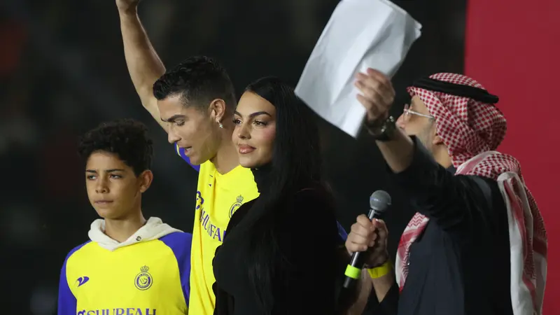 Gaya Georgina Rodriguez di Arab saat Penyambutan Ronaldo