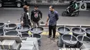 Perajin melayani calon pembeli wastafel batu alam di Jakarta, Rabu (15/7/2020). Dalam sebulan, Awan (30) mengaku dapat meraup omzet Rp20 juta dari hasil penjualan wastafel batu alam. (merdeka.com/Iqbal Nurgoho)