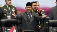 Menteri Pertahanan Indonesia Prabowo Subianto (tengah) memberi isyarat kepada para menteri dan anggota delegasi untuk duduk pada sesi pembukaan Pertemuan Menteri Pertahanan Perhimpunan Bangsa-Bangsa Asia Tenggara (ASEAN) di Jakarta, Indonesia, Rabu (15/11/2023). (AP Photo/Dita Alangkara, Pool)