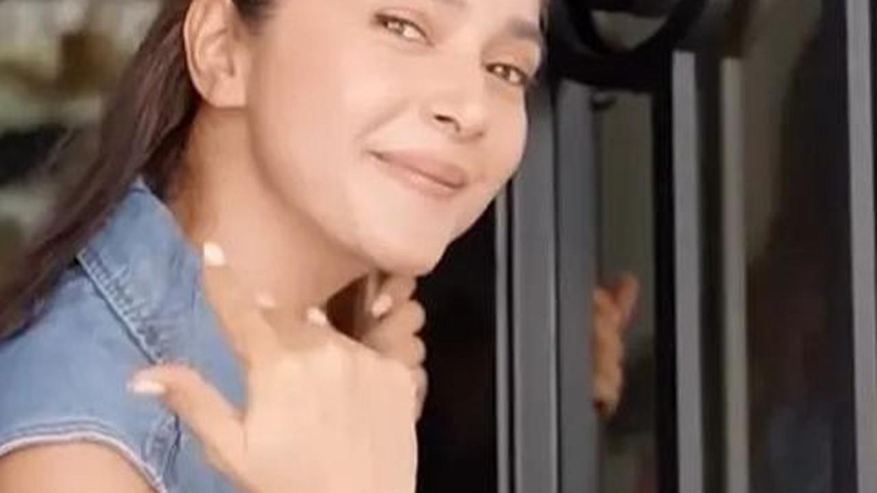 Nabila senang dengan nuansa putih, memberikan kesan rumah bersih dan elegan.