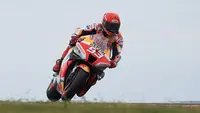 Pebalap Repsol Honda, Marc Marquez akhirnya kembali turun ke sirkuit balap pada MotoGP Aragon 2022, Minggu (18/09/2022) setalah empat bulan absen. (AP/Jose Breton)