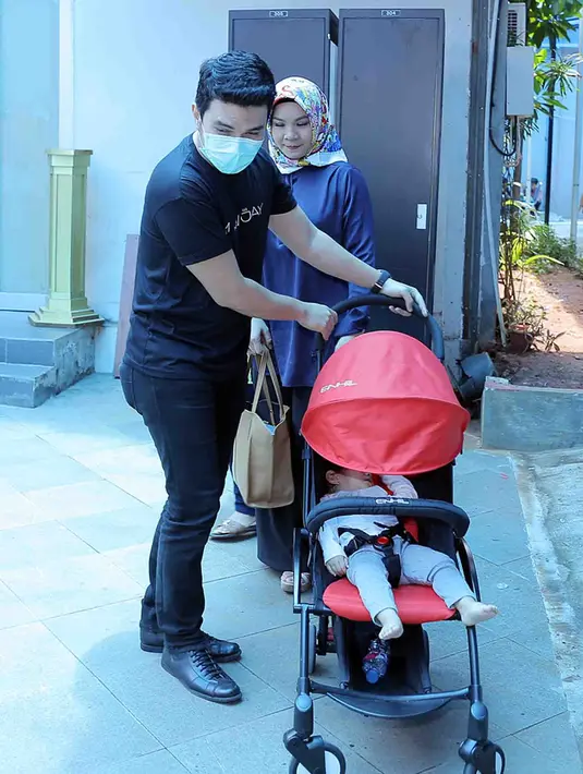 Tidak hanya itu, daya tahan tubuh, artis kelahiran Jayapura 33 tahun silam itu juga menurun. Kini, pemeran dalam sinetron Emak Ijah Pengen Ke Mekah itu banyak konsumsi buah dan selalu pakai masker. (Deki Prayoga/Bintang.com)