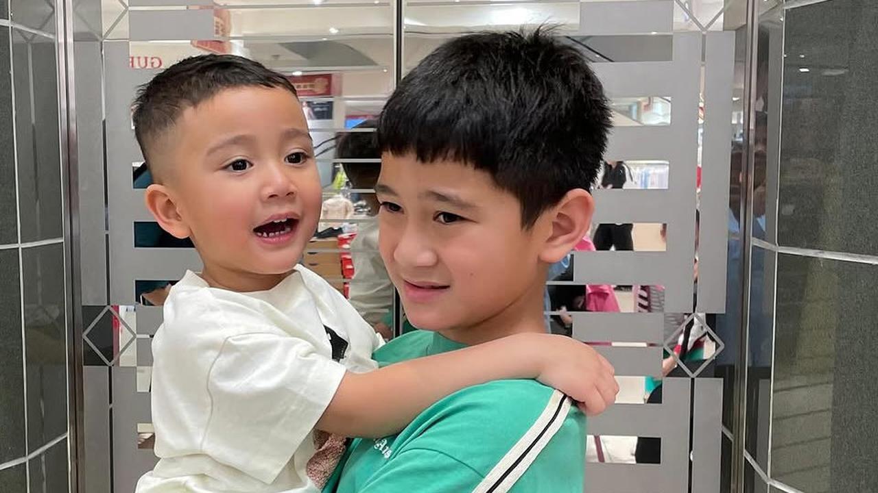 Potret Rafathar dan Rayyanza Cipung saat Lagi Akur, Aksi Kakak Gendong Adik yang Lucu dan Bikin Gemas