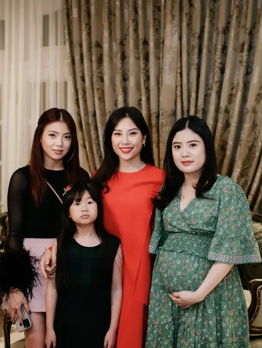 Valencia Tanoesoedibjo tampak mengenakan dress hijau dengan tampilan gaya yang super stylish.  [Foto: Instagram/ Tanoesoedibjo]