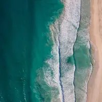 Hamparan laut biru jernih, garis pantai alami, dan lanskap dramatis menjadi pembuka perjalanan menuju hidden beaches yang belum banyak diketahui wisatawan. [Dok/Tourism Western Australia].