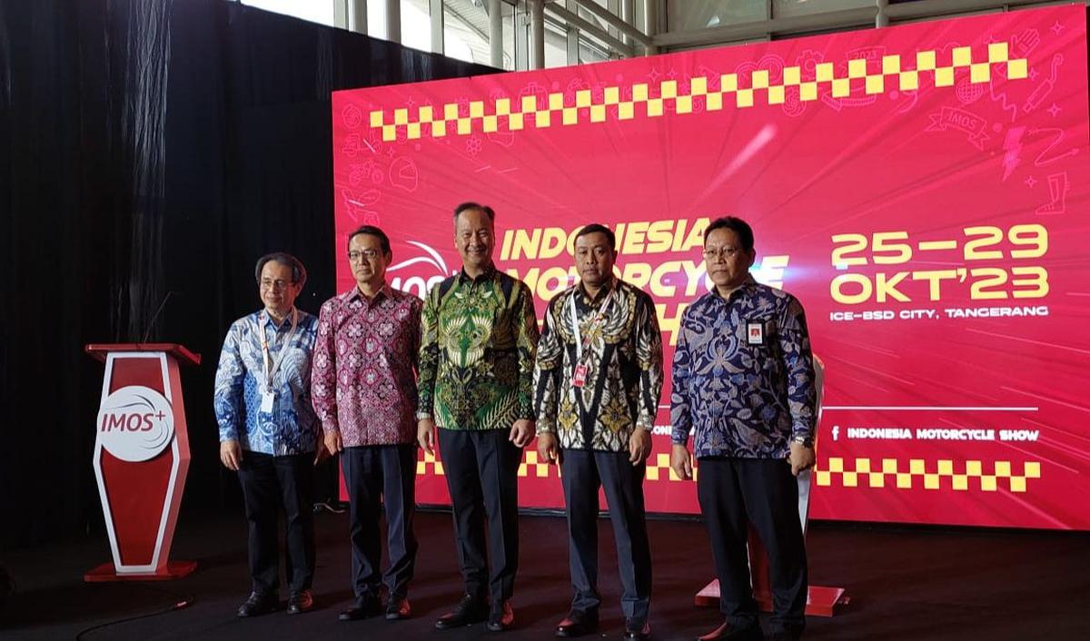 “IMOS+ 2023 ditargetkan meraih transaksi Rp 200 miliar, setara dengan penjualan 6.000 unit kendaraan. Naik dari tahun lalu yang sekitar Rp 110 miliar atau setara hampir 3.000 unit.” Ujar Agus.