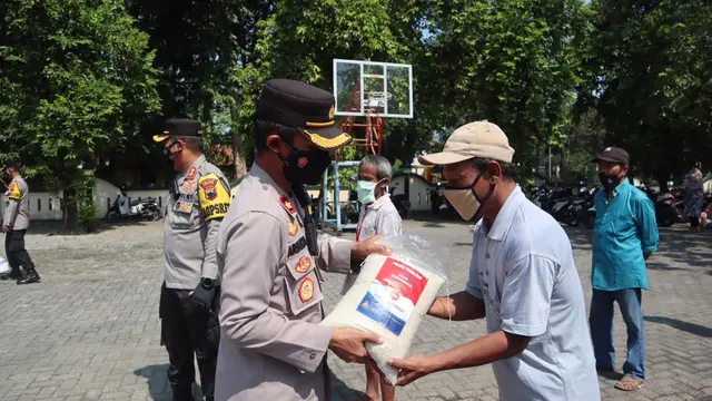 Polres Pemalang membagikan sembako untuk warga tak mampu. (Foto: Liputan6.com/Humas Polres Pemalang)