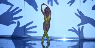 Aksi panggung Britney Spears dalam acara MTV VMA 2016 yang berlangsung Minggu, (28/8/2016) waktu setempat membuat decak kagum para lelaki yang menyaksikannya. Sebelumnya, tampil dengan ular piton (2001), dan duet dengan Madonna (2003). (AFP/Bintang.com)