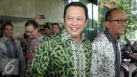 Ketua Umum Kadin, Rosan P. Roeslani (kanan) dan Wakil Ketua Umum Kadin bidang hubungan antar lembaga, Bambang Soesatyo (kedua kanan) berjalan usai mendatangi gedung KPK, Jakarta, Jumat (15/4). (Liputan6.com/Helmi Afandi)