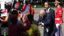 Presiden Afganistan Mohammad Ashraf Ghani menghampiri sejumlah anak yang ikut menyambut kedatangannya di Istana Merdeka, Jakarta, Rabu (5/4). (Liputan6.com/Angga Yuniar)