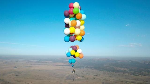 Tom melakukan perjalanan di langit dengan 100 balon helium/copyright odditycentral.com