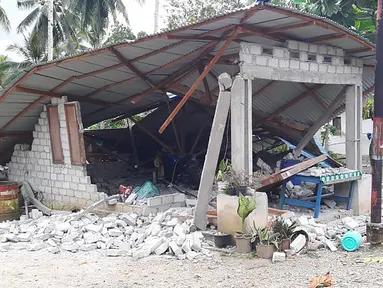 Kondisi bangunan rumah yang rusak akibat diguncang gempa di Ambon, Maluku, Jumat (27/9/2019). Badan Nasional Penanggulangan Bencana (BNPB) mengatakan 171 rumah rusak akibat gempa Magnitudo 6,5 yang mengguncang Maluku pada Kamis 26 September 2019. (HO/BADAN NASIONAL PENANGGULANGAN BENCANA/AFP)